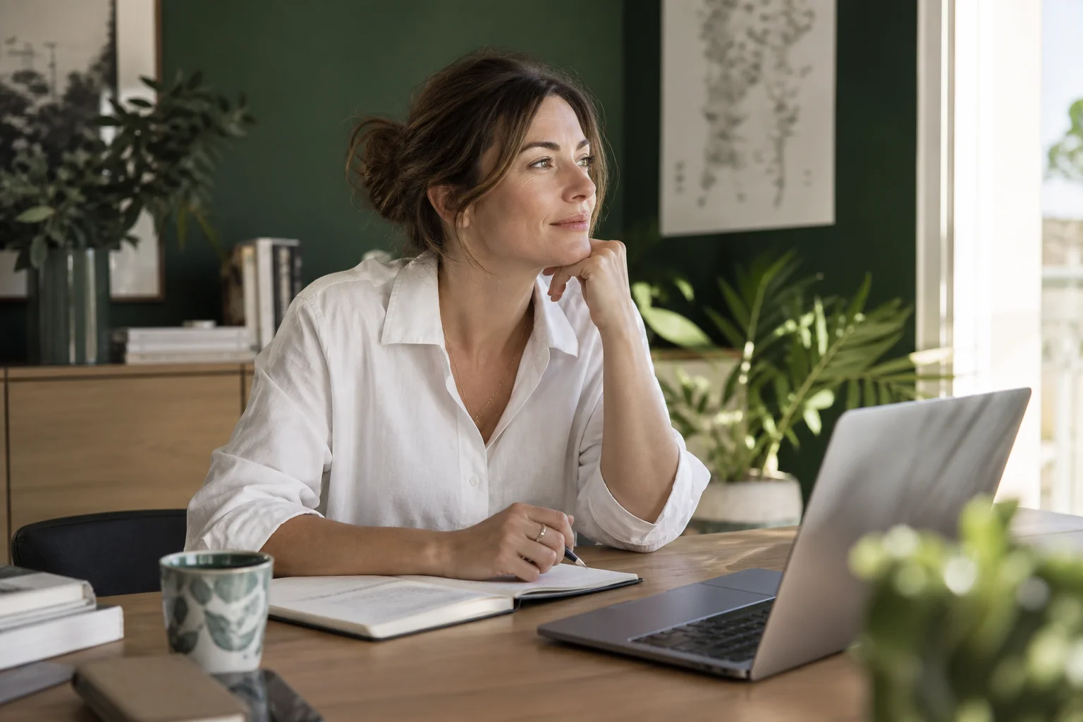 Illustration : une dirigeante à son bureau dans une ambiance calme et lumineuse
